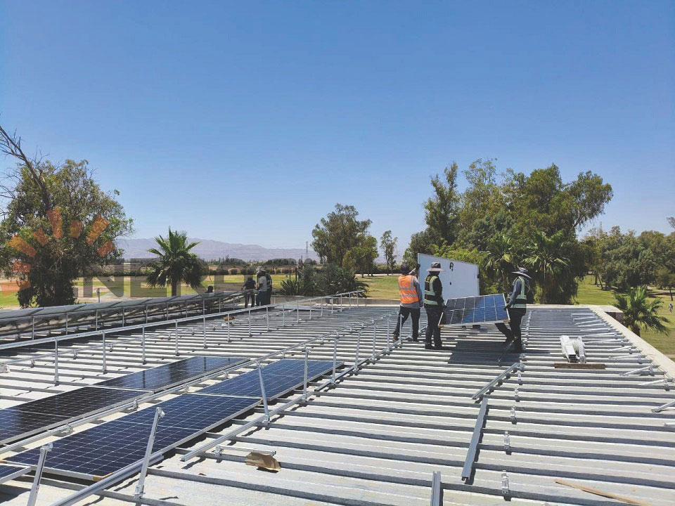 Sistem de acoperiș reglabil cu înclinare de 100 kW în Mexic