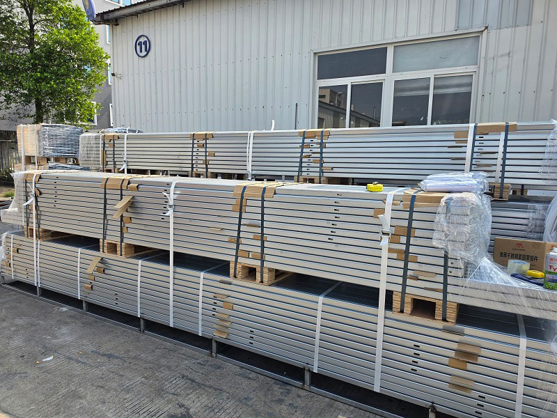 Sistemul de montare la sol ZAM este încărcat în container și expediat