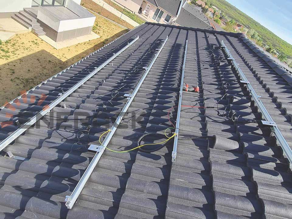 Sistem de cârlige pentru acoperiș cu țiglă T01 de 3,6 kW în Ungaria