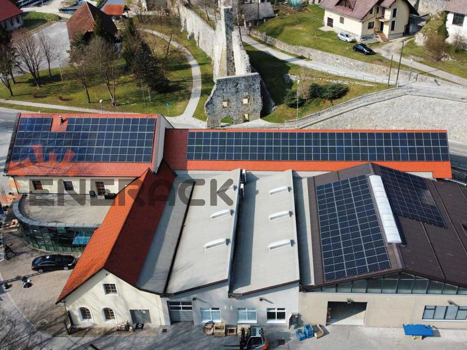 Sistem de cârlige de țiglă T20 de 100 kW și sistem de acoperiș din tablă D10 în Slovenia