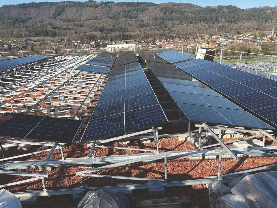 Sistem de montare a acoperișului verde de 1 MW în Elveția